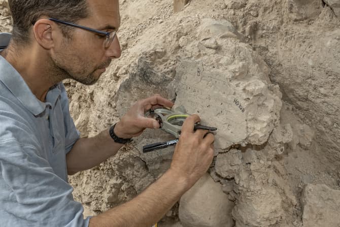 יואב וקנין, מאוניברסיטת תל אביב, מבצע מדידות באתר