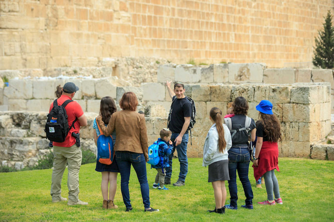 צילום אליהו ינאי פעילות חווייתית בגן הארכיאולוגי דוידסון